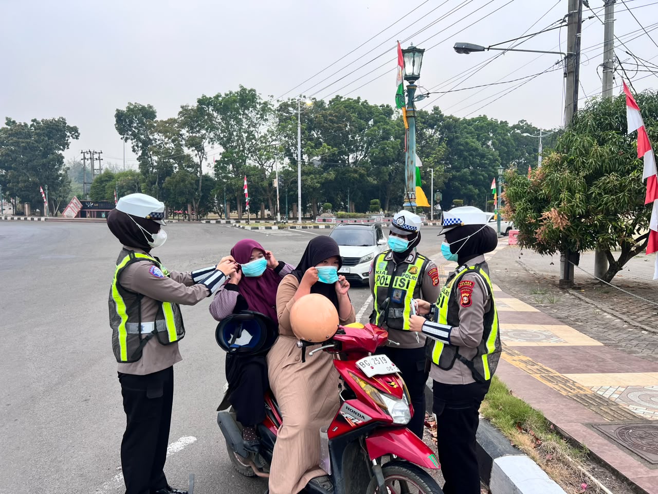 Peduli Masyarakat, Polres Musi Rawas Bagikan Masker Cegah Paparan Asap Karhutla