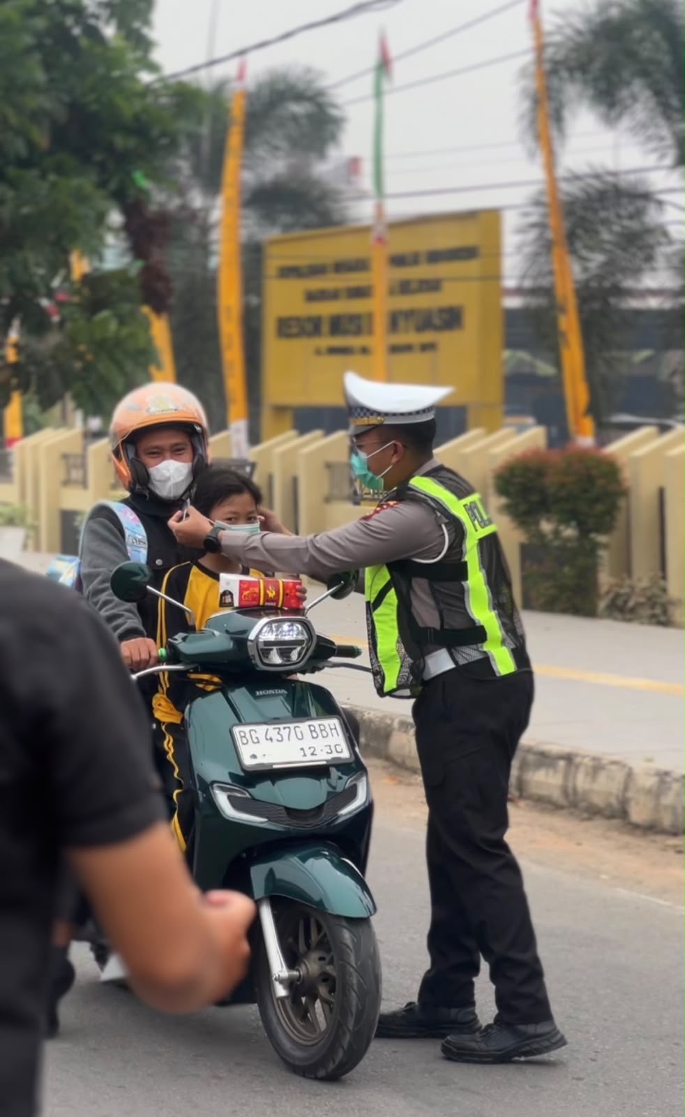 Peduli Kesehatan Pengguna Jalan, Satlantas Polres Muba Bagikan 50 Masker dan Air Mineral