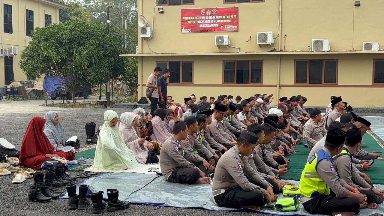 Minta Hujan dan Keberkahan, Jajaran Polres Empat Lawang Bersama Santri Gelar Salat Istisqa