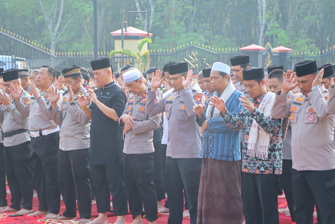 Polres OKU Timur Gelar Sholat Istisqa dan Bakti Sosial, Ribuan Jamaah Doakan Hujan Turun Cegah Karhutla