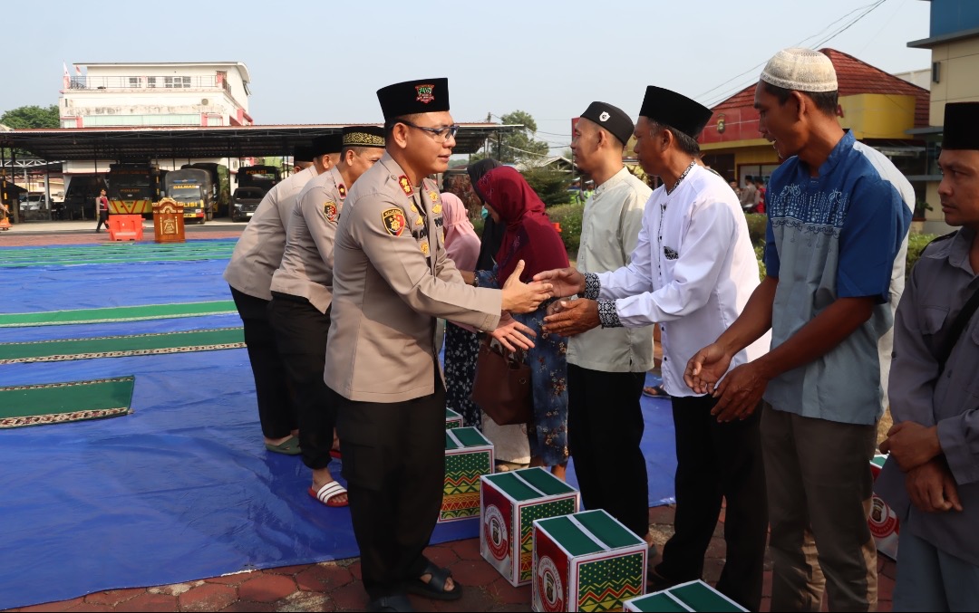 Kabut Asap dan Karhutla Melanda, Polres Muba Gelar Istighotsah dan Salurkan Bansos untuk Warga