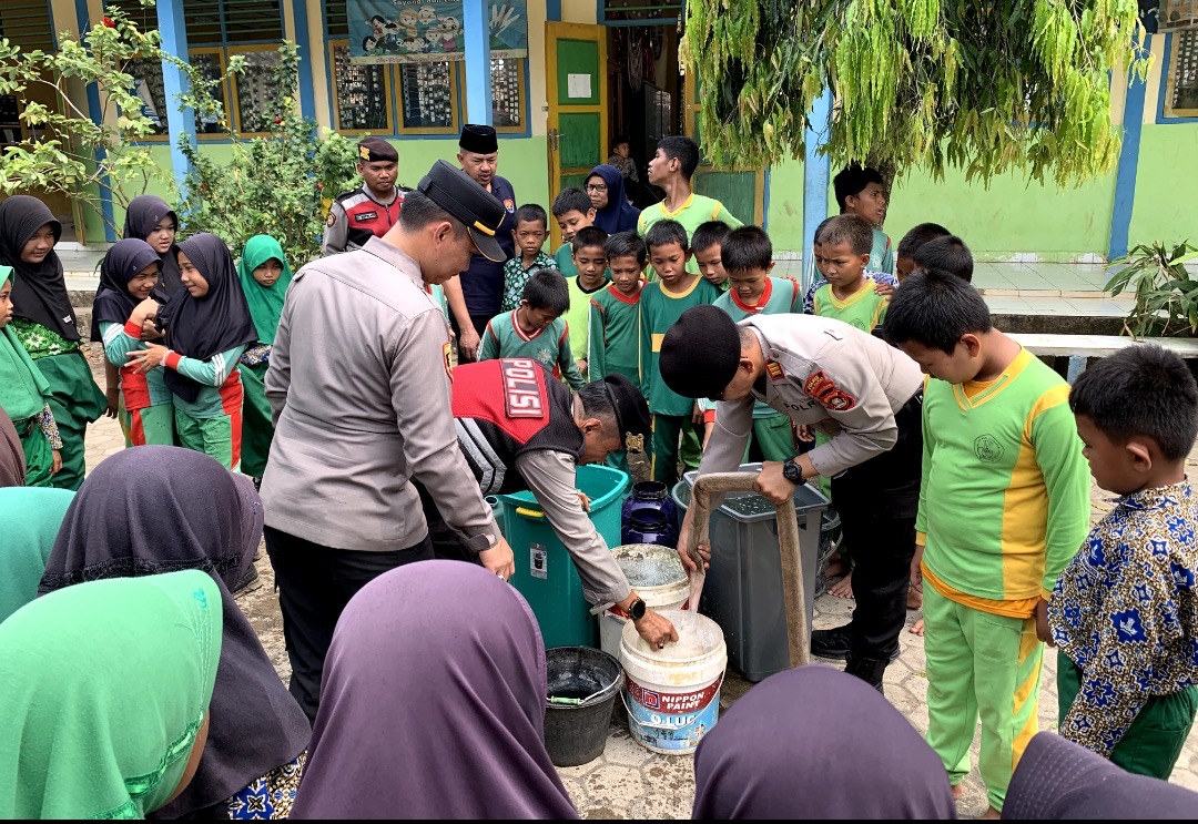 Warga Desa Suro SAMBUT ANTUSIAS Bantuan Air Bersih dari Polres Musi Rawas di Tengah Musim Kemarau