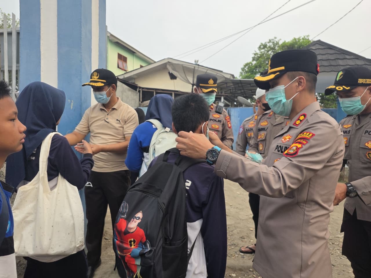 Peduli Kesehatan Pelajar, Kapolres Lubuk Linggau Bagikan 1.276 Masker kepada Siswa SMP Negeri 02