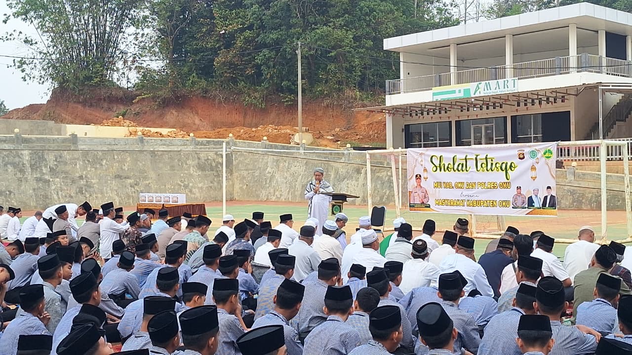 Polres Oku Bersama MUI Dan Pemerintah Kabupaten Oku Gelar Sholat Istisqah Memohon Turun Hujan