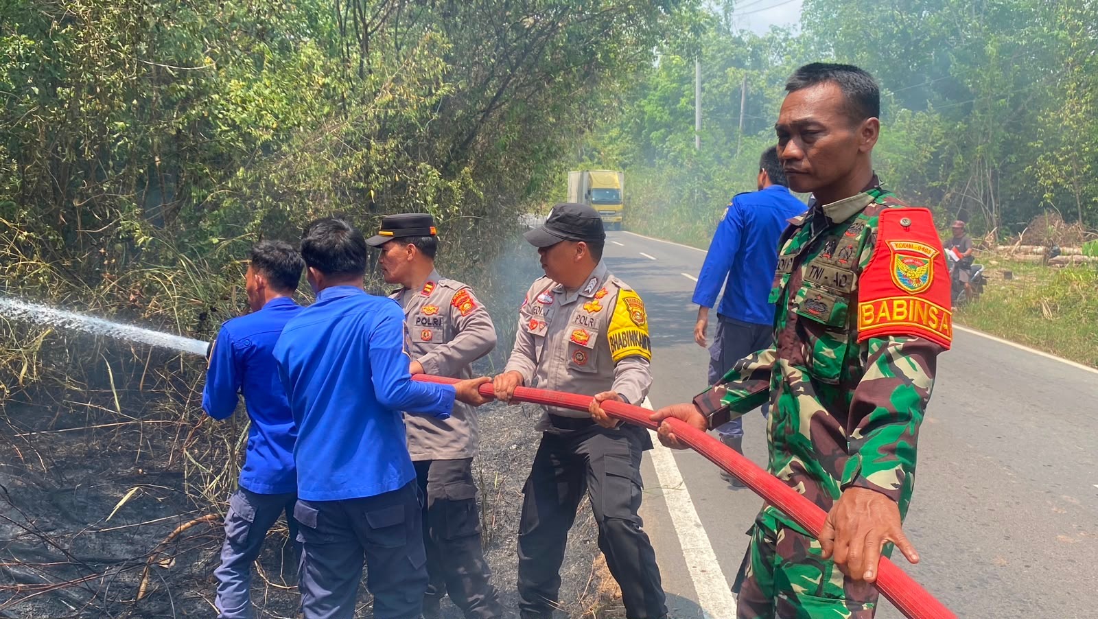 Polsek Lengkiti Bersama PBK Dan TNI Padamkan Karhutlah Di Wilayah Hukum Polsek Lengkiti