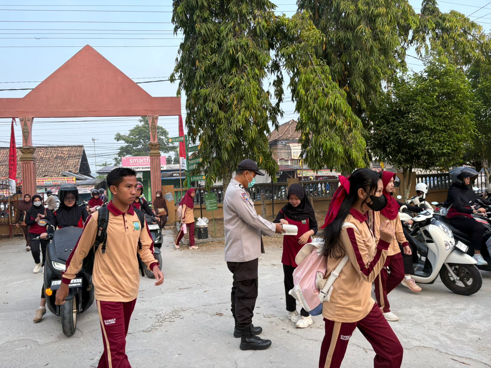*Lindungi pelajar dari kabut asap, polres OKI bagikan masker di SMA Negeri 1 Kayuagung*