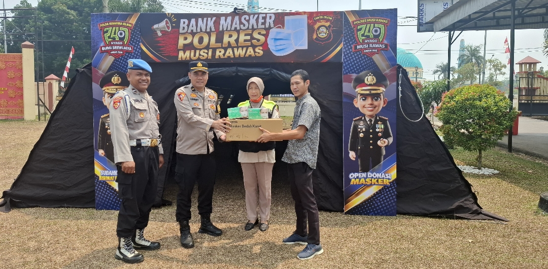 DIRIKAN BANK MASKER, POLRES MUSI RAWAS CEGAH ANCAMAN ISPA BAGI LANSIA DAN ANAK-ANAK.