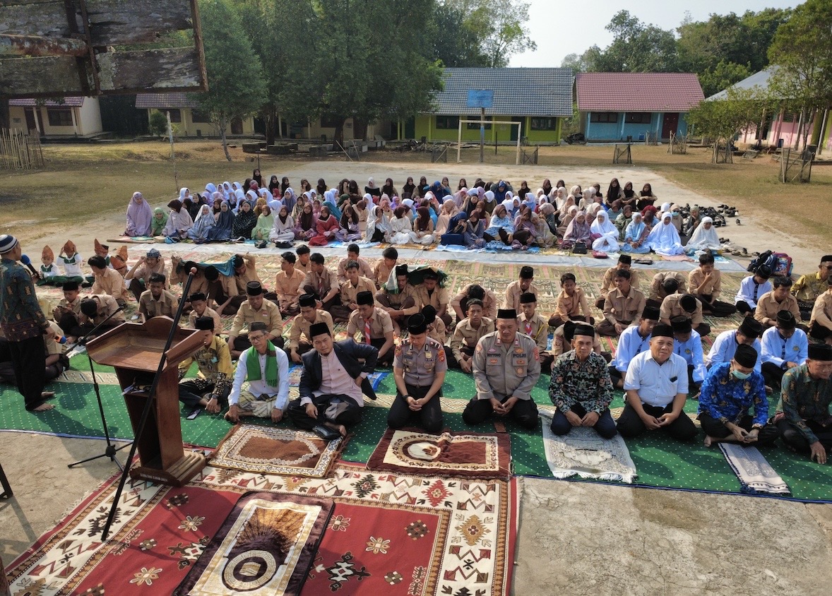 Di Tengah Kemarau, Kapolsek Muara Kuang Hadiri Sholat Istisqa Bersama Pelajar dan Masyarakat
