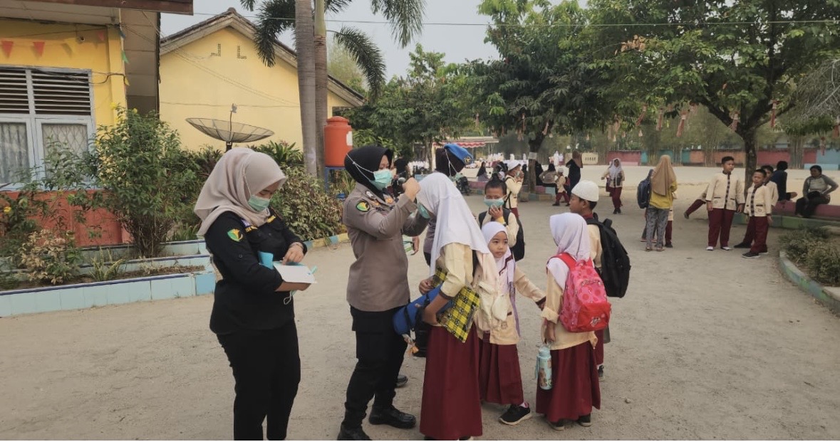 Cegah Paparan Debu dan Asap Karhutla, Polres OKU Timur Bagikan Masker untuk Pelajar