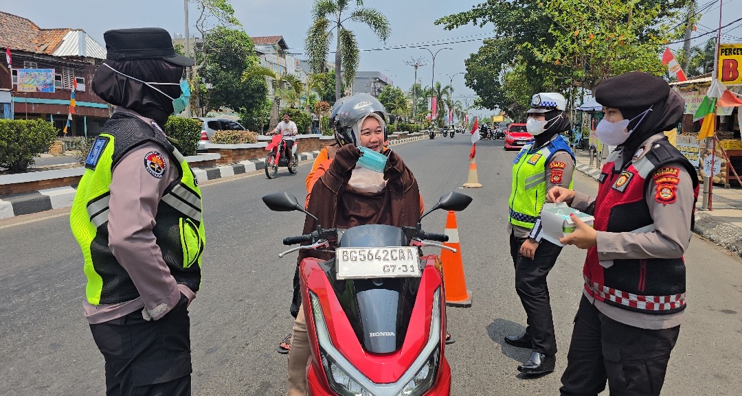 Polres Prabumulih Bagikan Masker di Masjid, Lindungi Masyarakat dari Dampak Kabut Asap