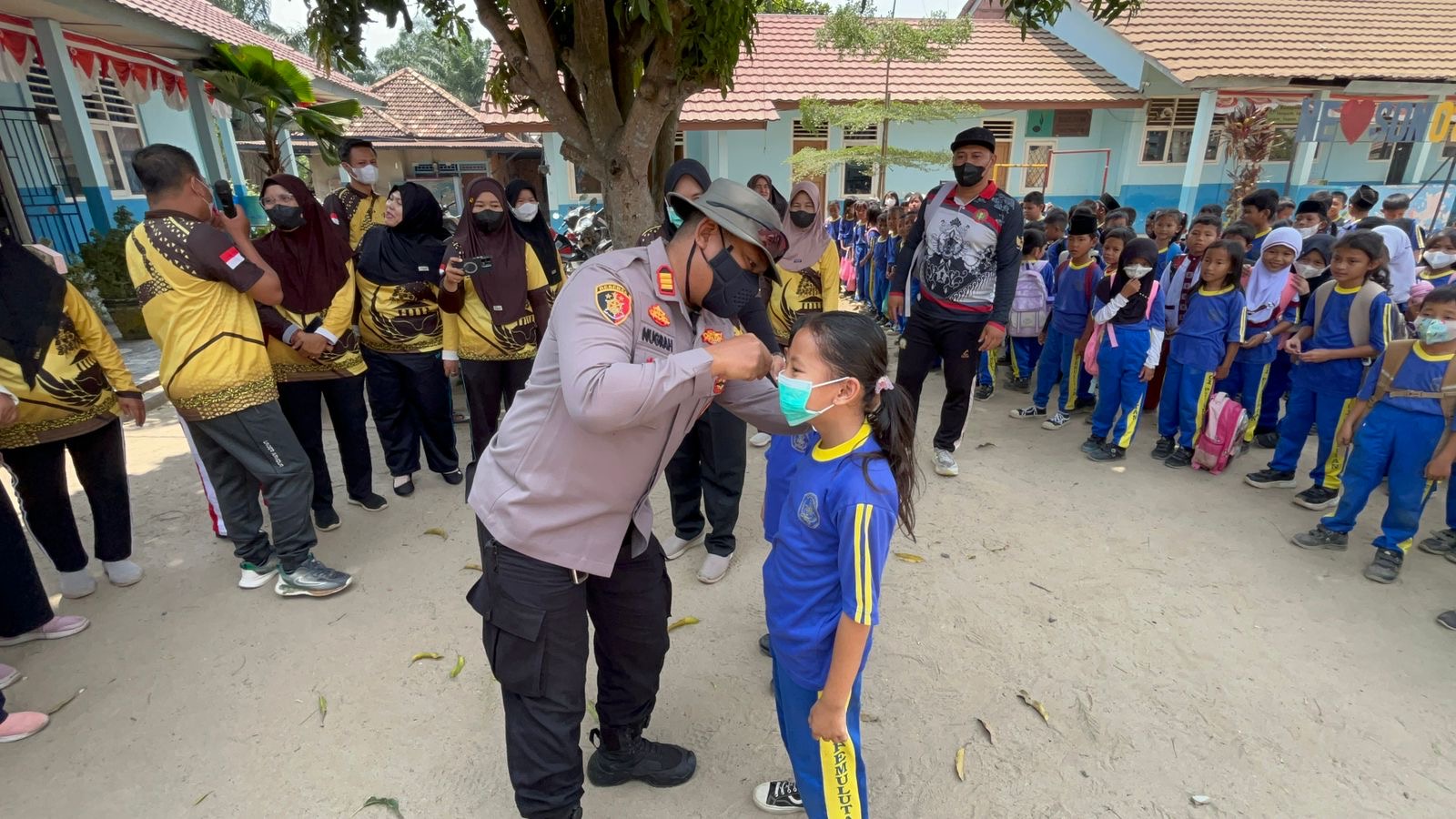 Lindungi Anak dari Dampak Asap, Polsek Pemulutan Ogan ilir Bagikan Masker untuk Siswa SD Negeri 01