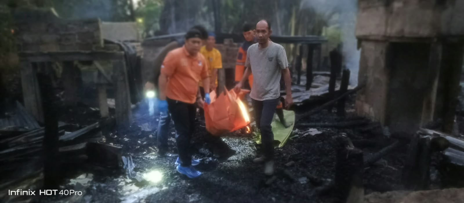Kebakaran Dua Rumah di Pulau Semambu, Lansia 95 Tahun Meninggal Dunia, Unit Identifikasi Polres Ogan Ilir Lakukan Olah TKP