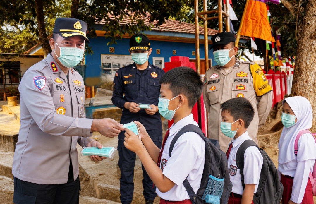 Saat Kabut Asap Mengintai, Kapolres OKI Bagikan Masker kepada Pelajar dan Jamaah