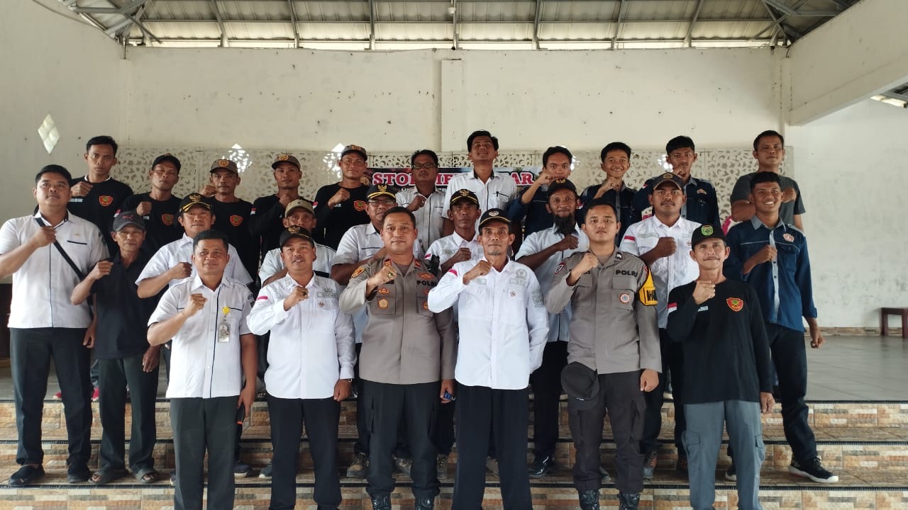 Kapolsek Rambang Polres Muara Enim Sosialisasikan Pencegahan Karhutla Bersama Warga Desa Kencana Mulya