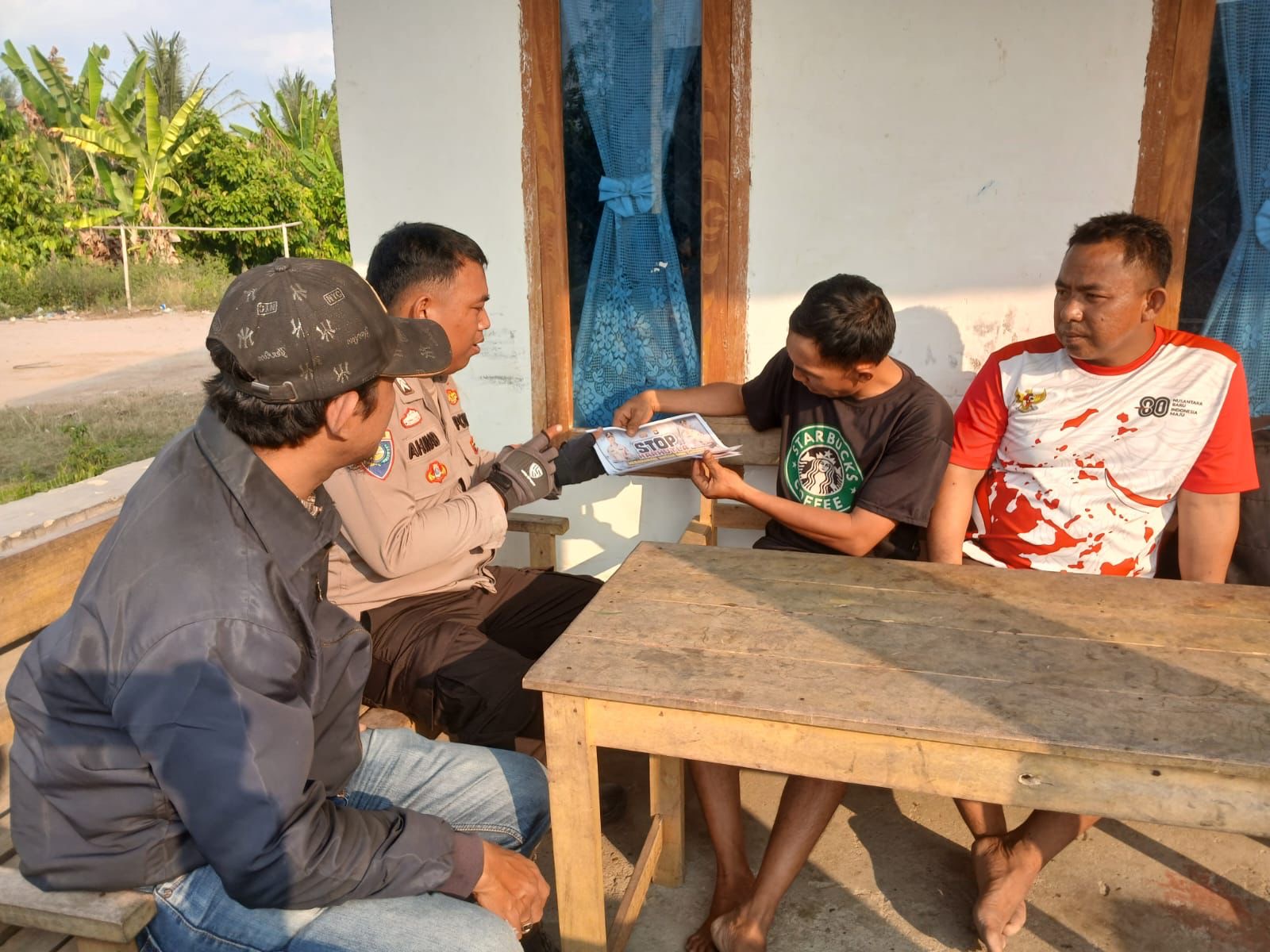 Bhabinkamtibmas Polsek Simpang Gencar Sosialisasi Karhutla di Desa Gemiung