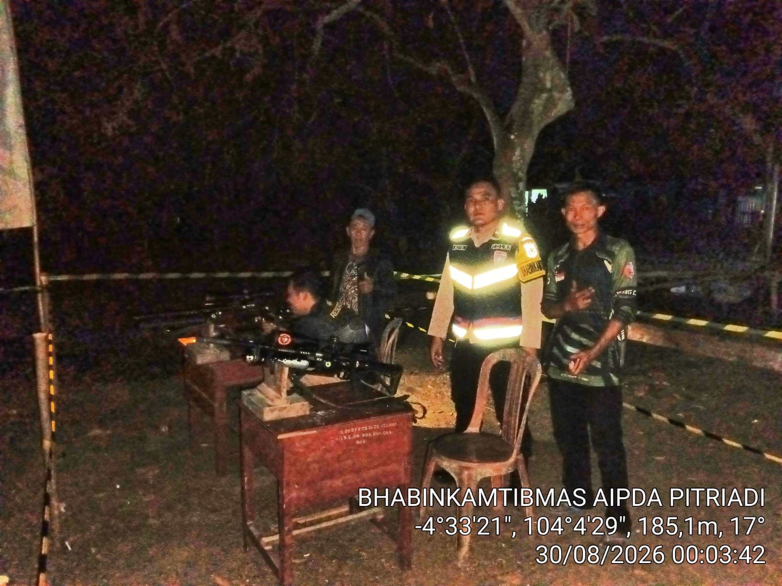 Bhabinkamtibmas Polsek Muaradua Monitoring Persiapan Lomba Menembak Senapan Angin HUT RI di Talang Kates