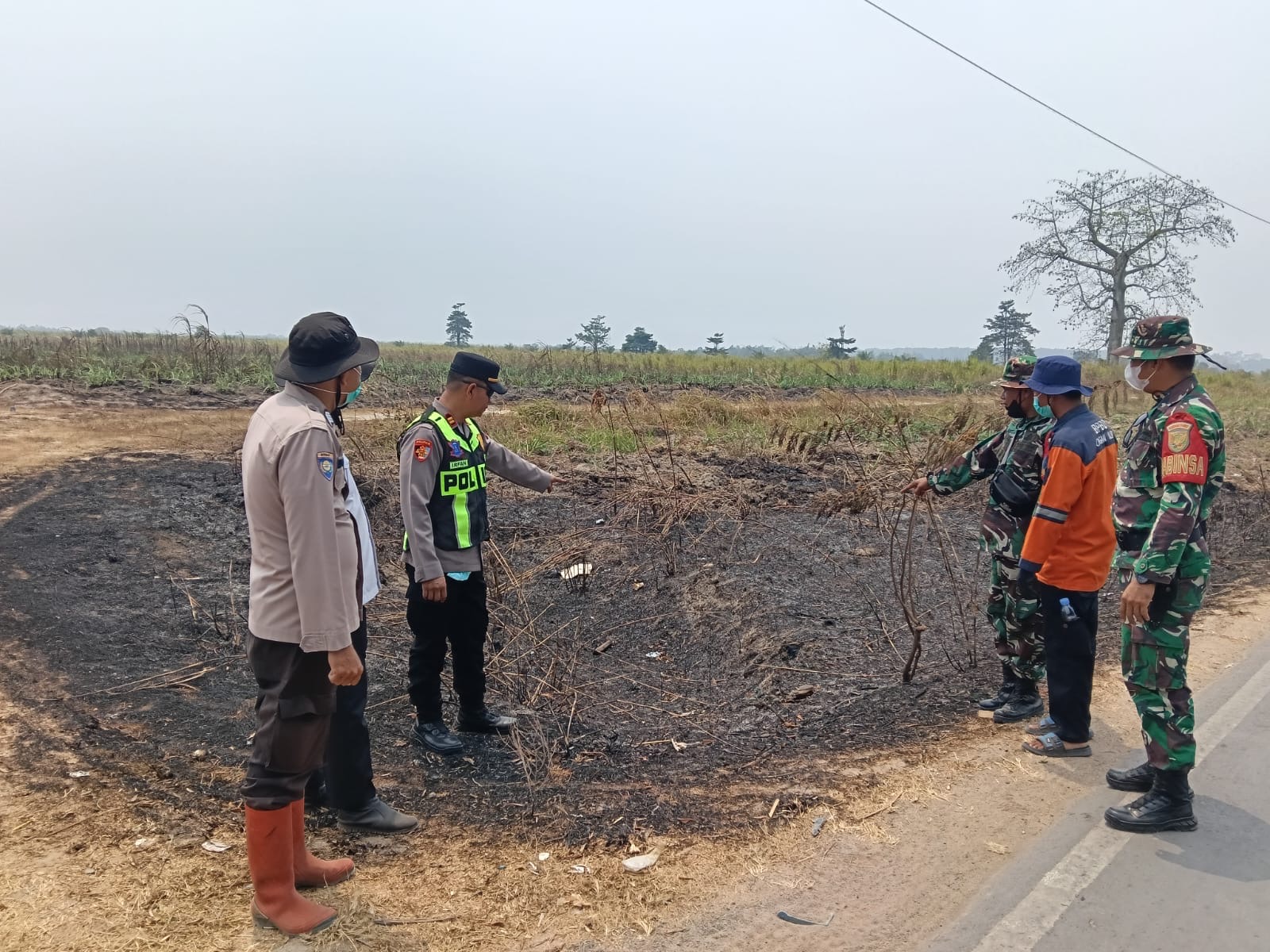 Sinergi Cegah Karhutla, Polsek Rantau Alai Bersama Forkopimcam Patroli dan Edukasi Warga