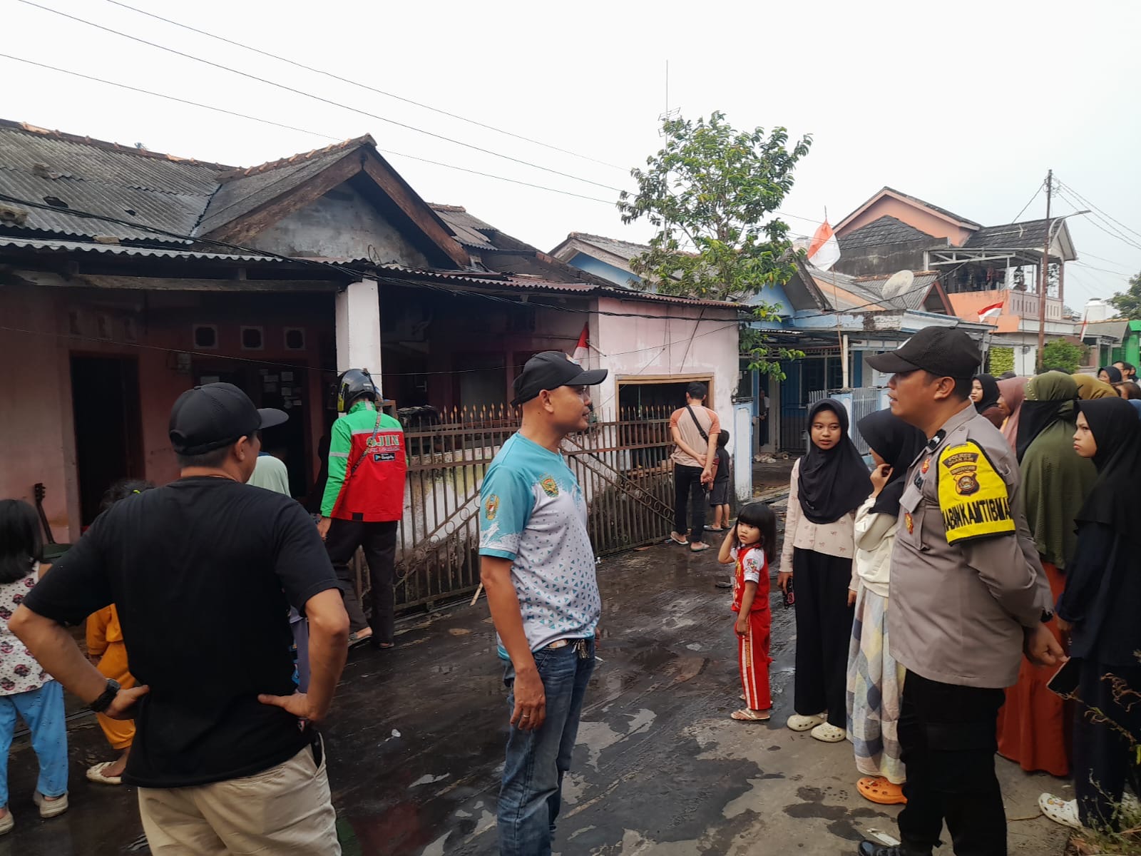 Rumah Warga di Perumahan Bunga Mas Indralaya Terbakar, Polisi Bersama Petugas dan Warga Bergerak Padamkan Api