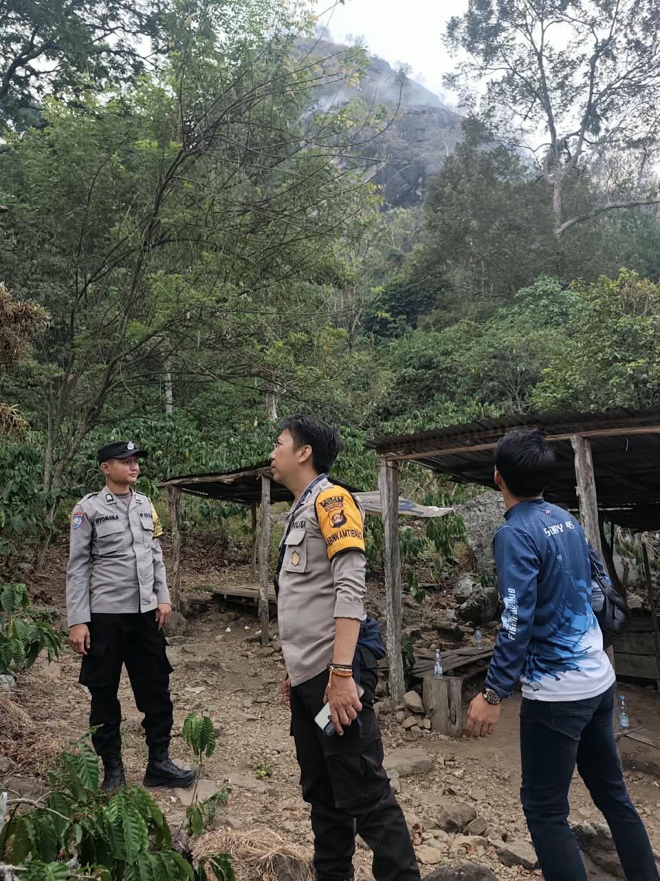 Karhutla Bukit Besak Mulai Terkendali, Polsek Merapi Barat Bersama TNI dan Warga Terus Lakukan Pemantauan