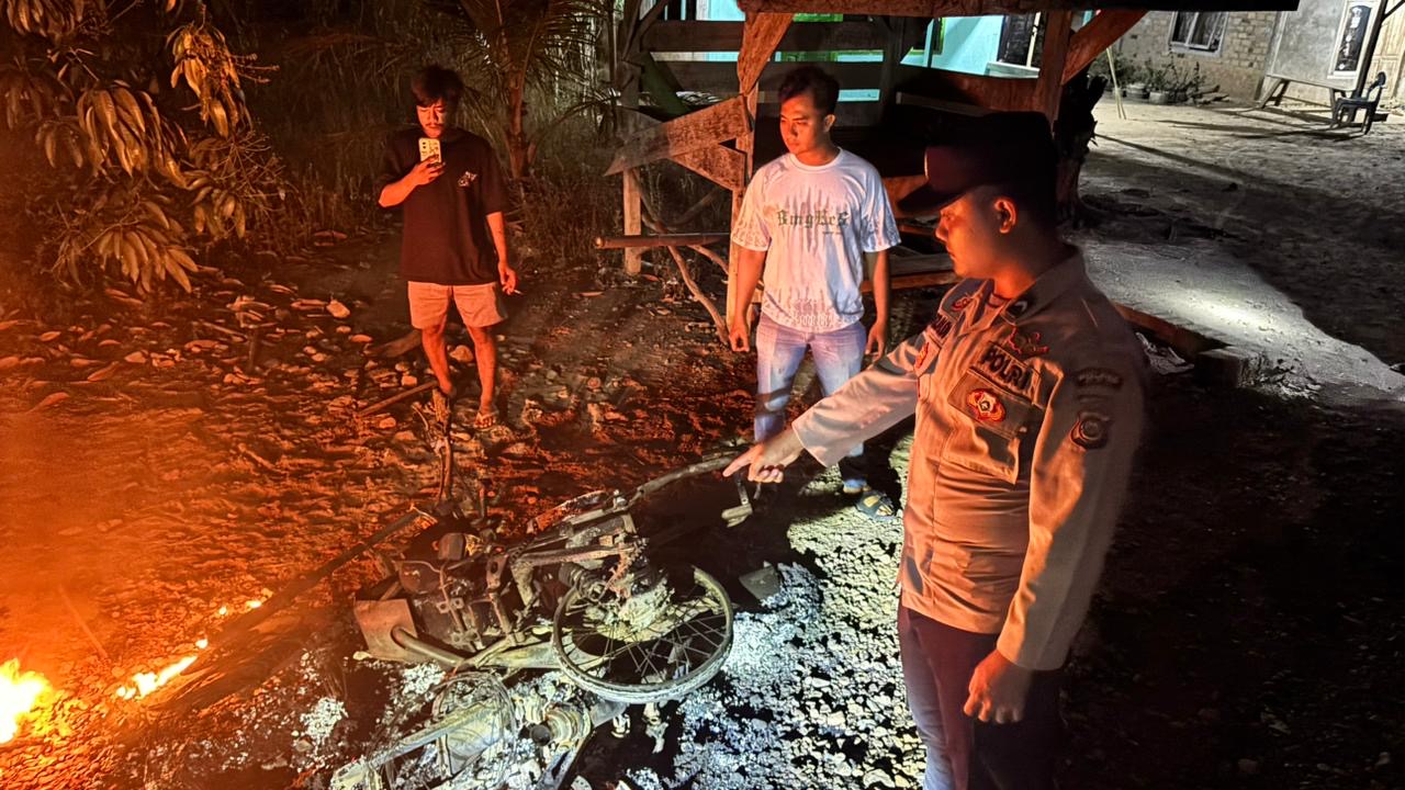Dua Sepeda Motor Terduga Pelaku Pencurian Di Bakar Massa, Polsek Lubuk Raja Polres Oku Datangi Lokasi