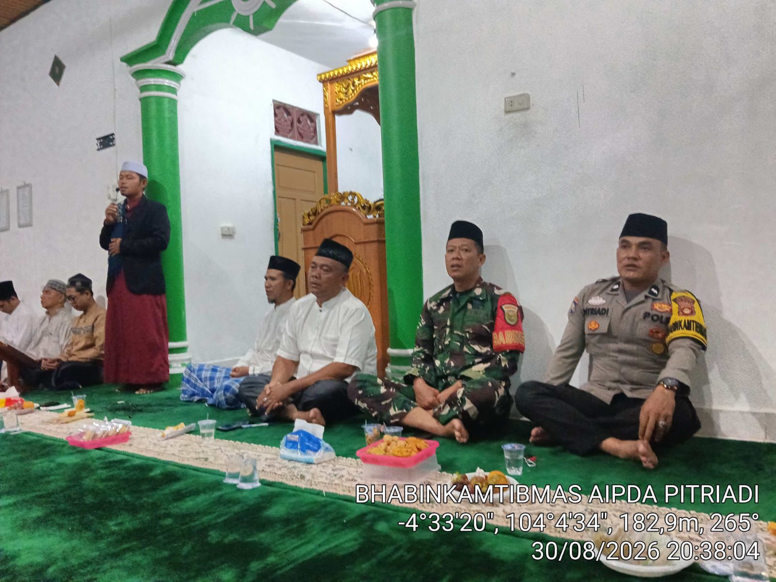 Bersama Warga, Bhabinkamtibmas Polsek Muaradua Meriahkan Maulid Nabi di Masjid Baitul Ma’ruf Talang Kates
