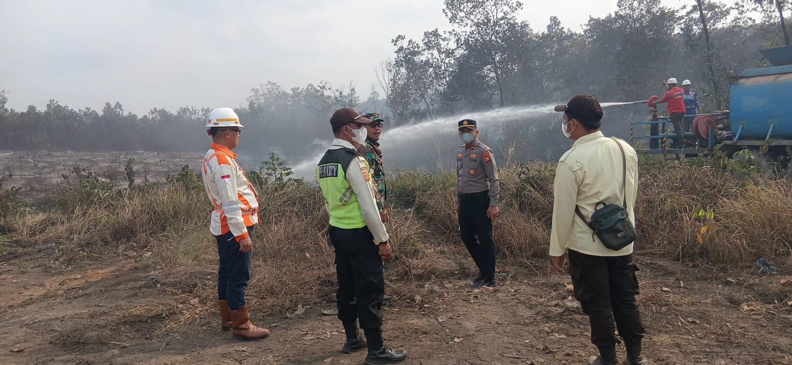 Kebakaran Lahan di Tanjung Jambu Meluas, Polsek Merapi Barat Bersama Tim Gabungan Berjibaku Padamkan Api