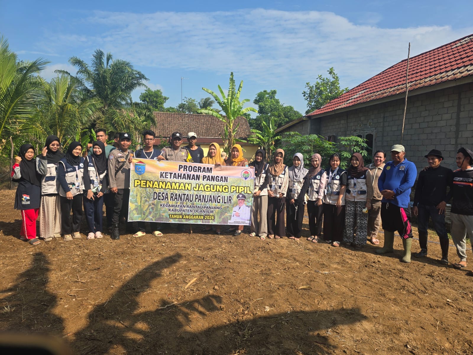 Polsek Tanjung Raja Dorong Ketahanan Pangan, Bhabinkamtibmas Dampingi Persiapan Lahan Jagung di Rantau Panjang Ilir