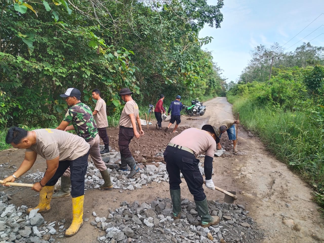 Wujud Polri Presisi, Polres OKU Bersama Warga Benahi Akses Jalan di Batumarta II