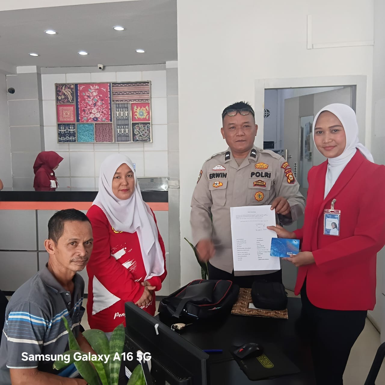 Polsek Pengandonan Dampingi Petani Mandiri Jagung dalam Pencairan Dana KUR BRI