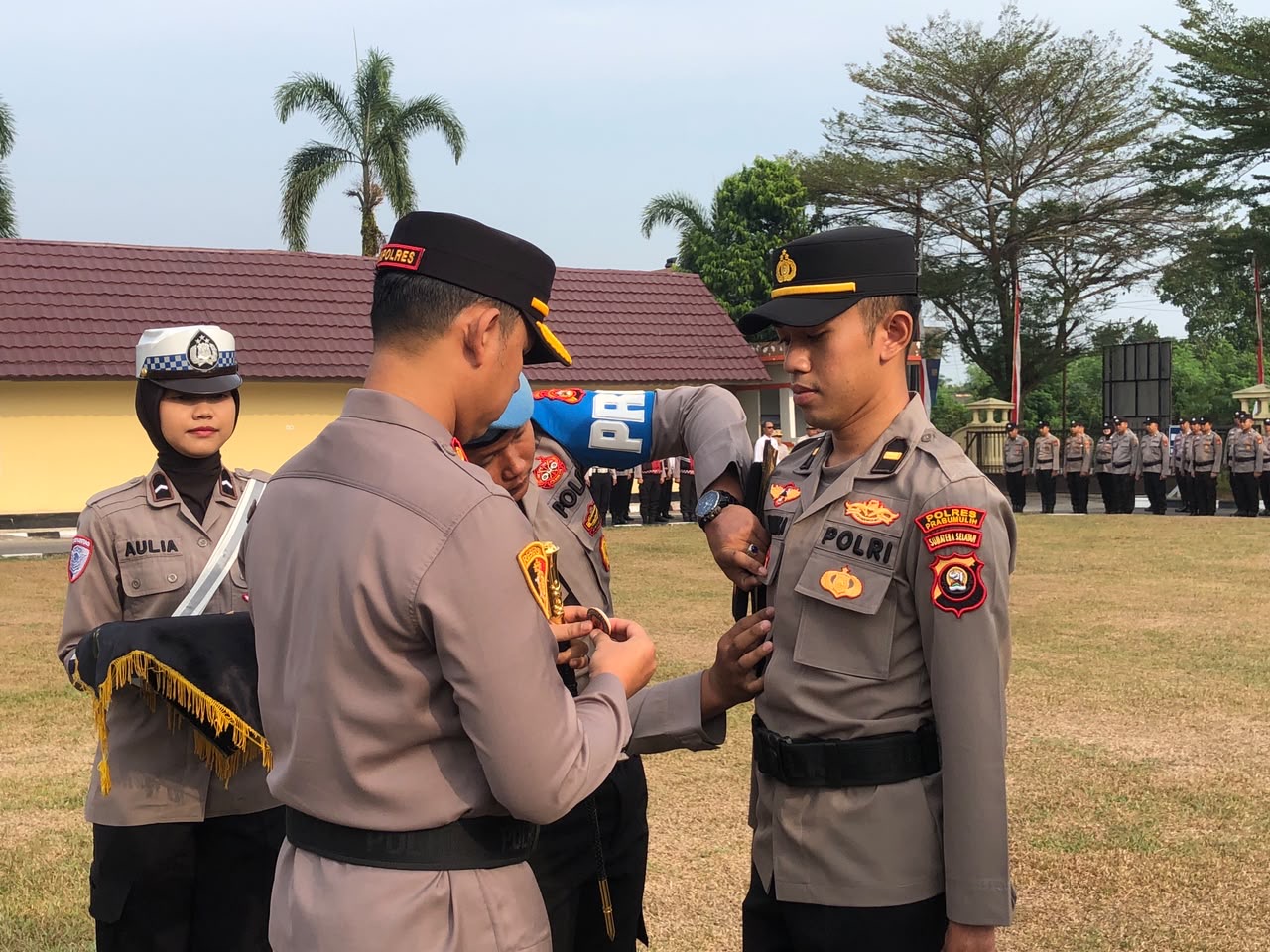 Kapolres Prabumulih Sematkan Pin WBBM, Tegaskan Komitmen Pelayanan Bersih dan Melayani