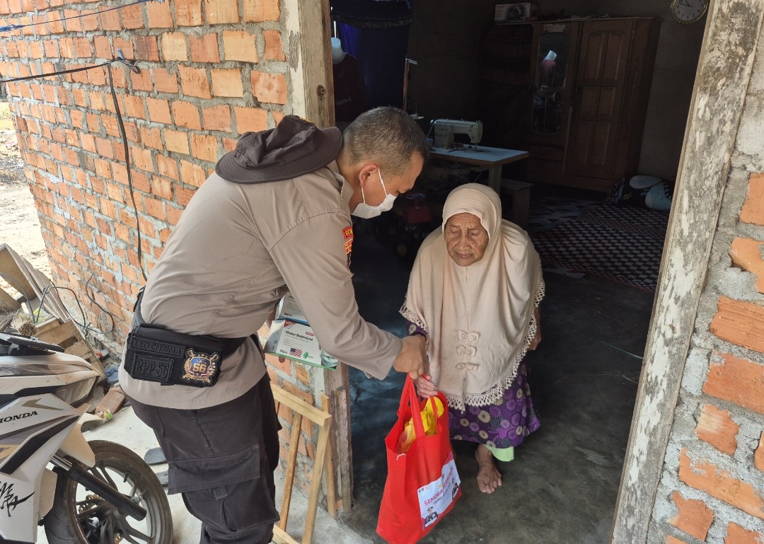 Tak Sekadar Padamkan Api, Polres Muara Enim Edukasi Warga dan Sambangi Lansia Door to Door