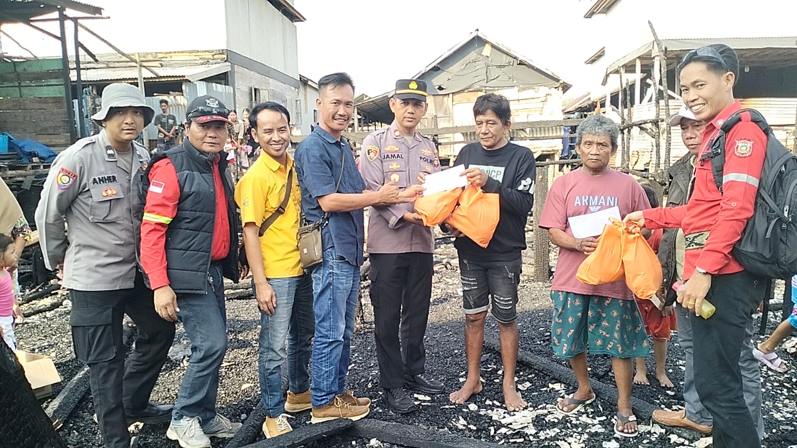 Polsek Tulung Selapan Bersama Pemerintah Kecamatan Salurkan Bansos untuk Korban Kebakaran