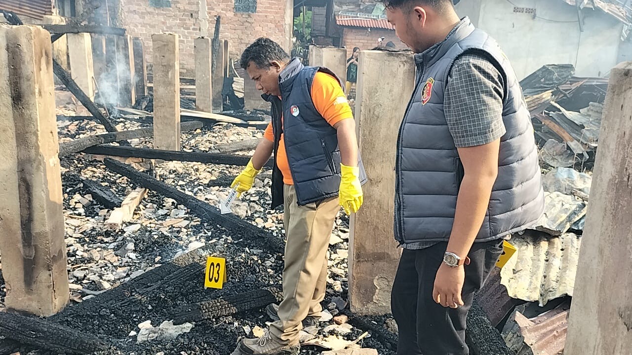 Pasca Kebakaran, Tim INAFIS Polres Prabumulih Periksa TKP untuk Ungkap Penyebab Api