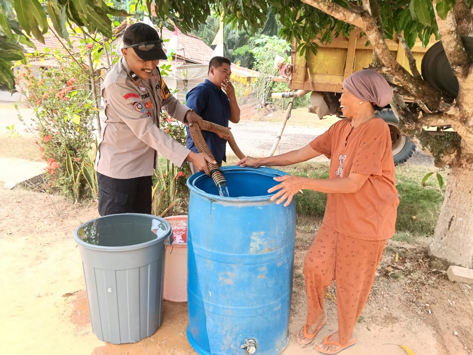 Program Polisi Penolong Polres Muba Salurkan 15 Ribu Liter Air Bersih untuk Warga Terdampak Kemarau