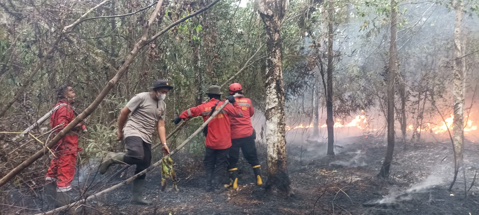 Gerak Cepat Polsek Banyuasin III Bersama Manggala Agni Padamkan Karhutla di Seterio