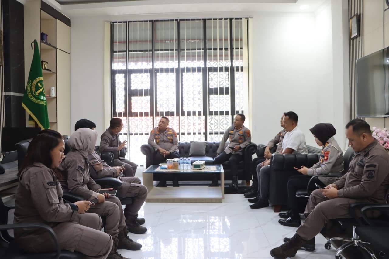 Kapolres OKU Sambangi Kejaksaan Negeri OKU, Sampaikan Ucapan HUT Ke-81 Kejaksaan RI