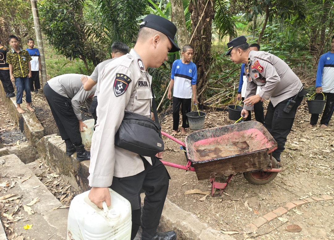 Polres Lubuk Linggau Salurkan 3 Kubik Air Bersih ke SMPN 14, Bantu Siswa Hadapi Kekeringan