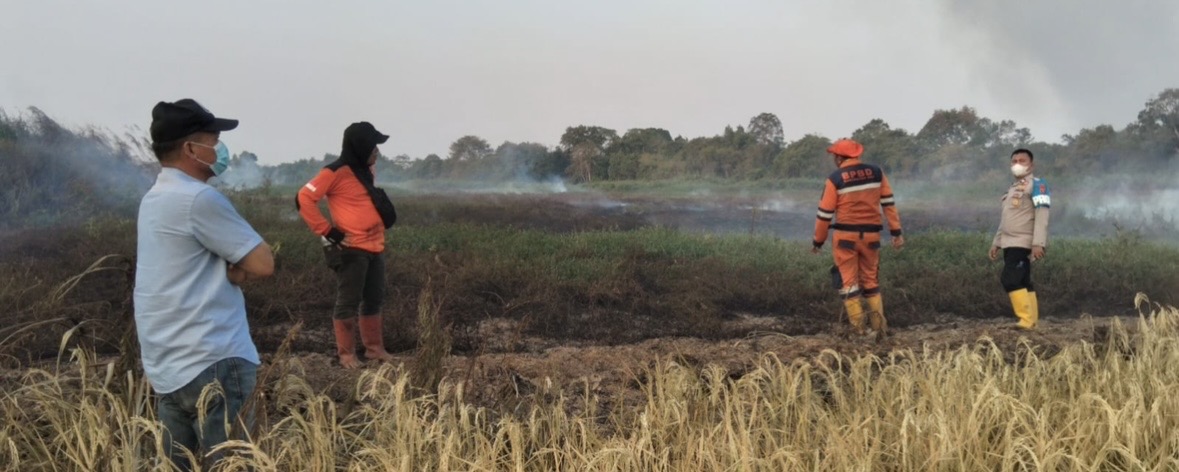 Gerak Cepat Cegah Karhutla, Polsek Kayuagung Padamkan Hotspot di Muara Baru