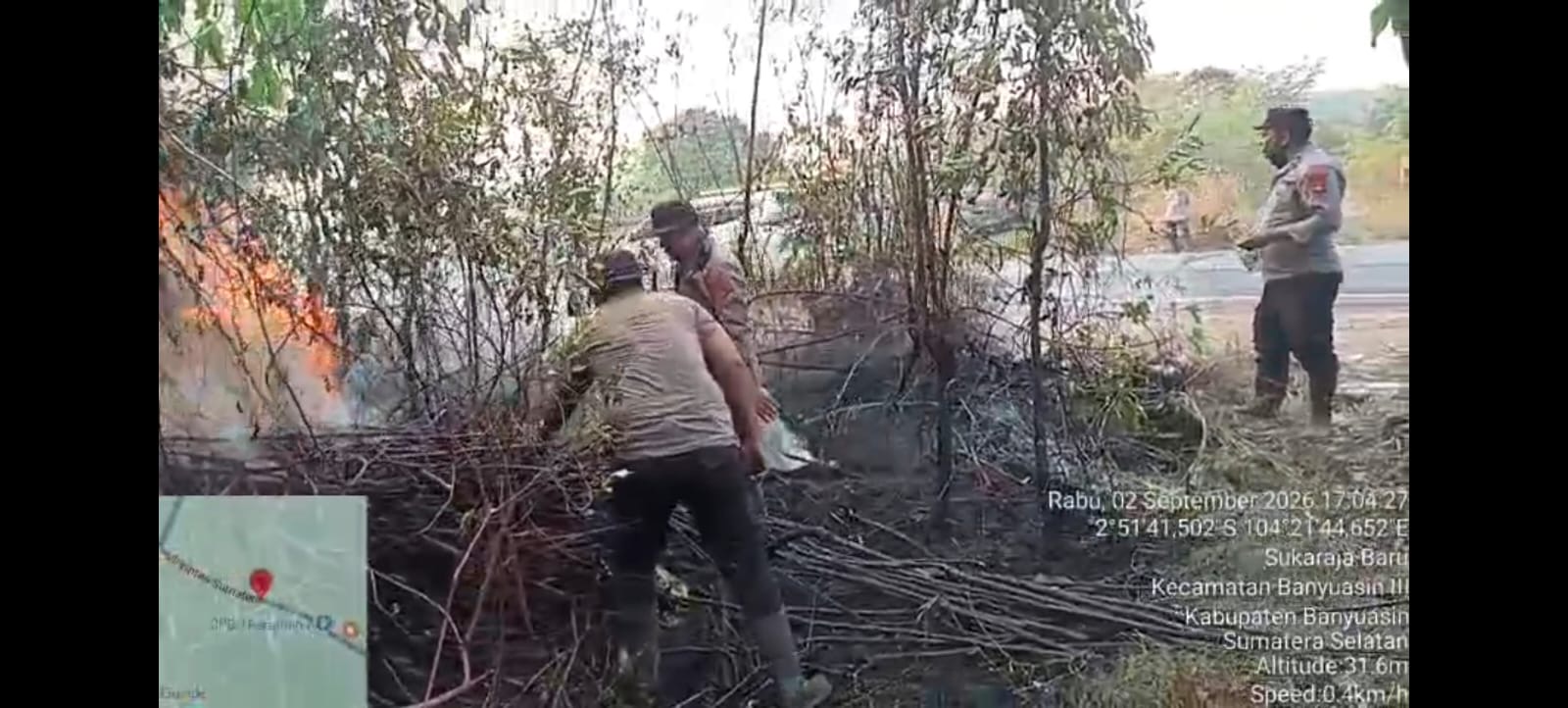 Gerak Cepat Polsek Banyuasin III Padamkan Kebakaran Kebun Karet di Seterio