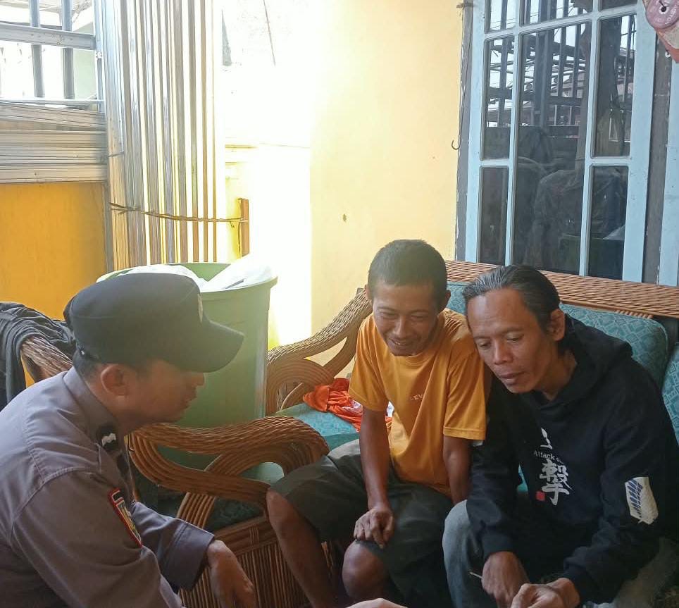 Bhabinkamtibmas Polres Pagaralam Sambangi Warga, Sampaikan Pesan Kamtibmas dan Sosialisasi Maklumat Karhutla