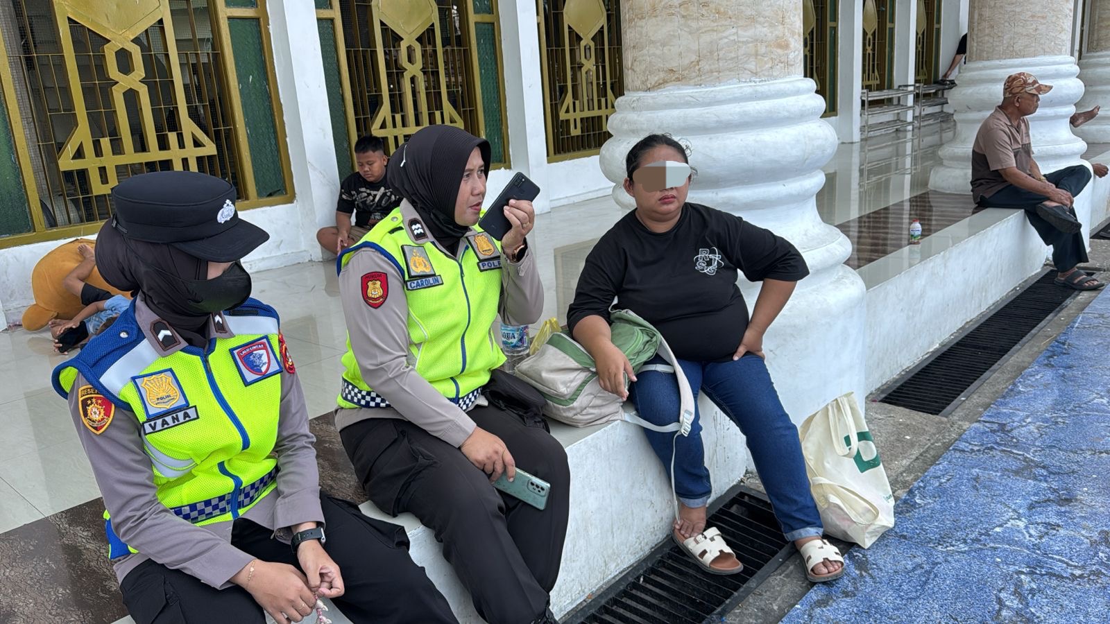 Bukan Sekadar Amankan Salat Jumat, Srikandi Polres Lubuk Linggau Bantu Perempuan Terlantar Temukan Jalan Pulang