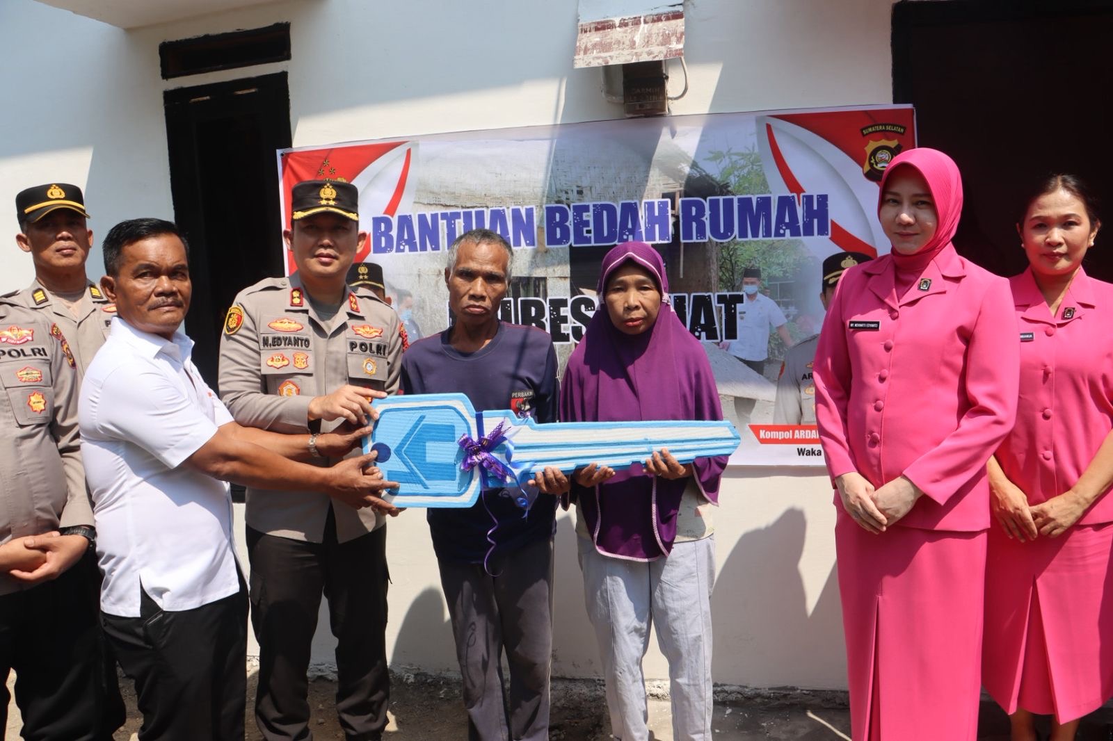 Wujud Kepedulian Polri, Kapolres Lahat Serahkan Bantuan Bedah Rumah untuk Dua Warga