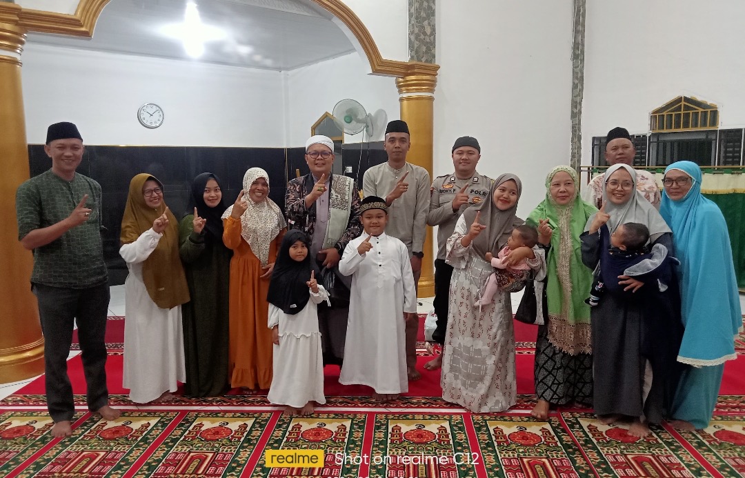 Hadiri Isra Mikraj di Masjid Arrisalah, Bhabinkamtibmas Polres Pagar Alam Ajak Warga Jaga Kamtibmas dan Cegah Karhutla