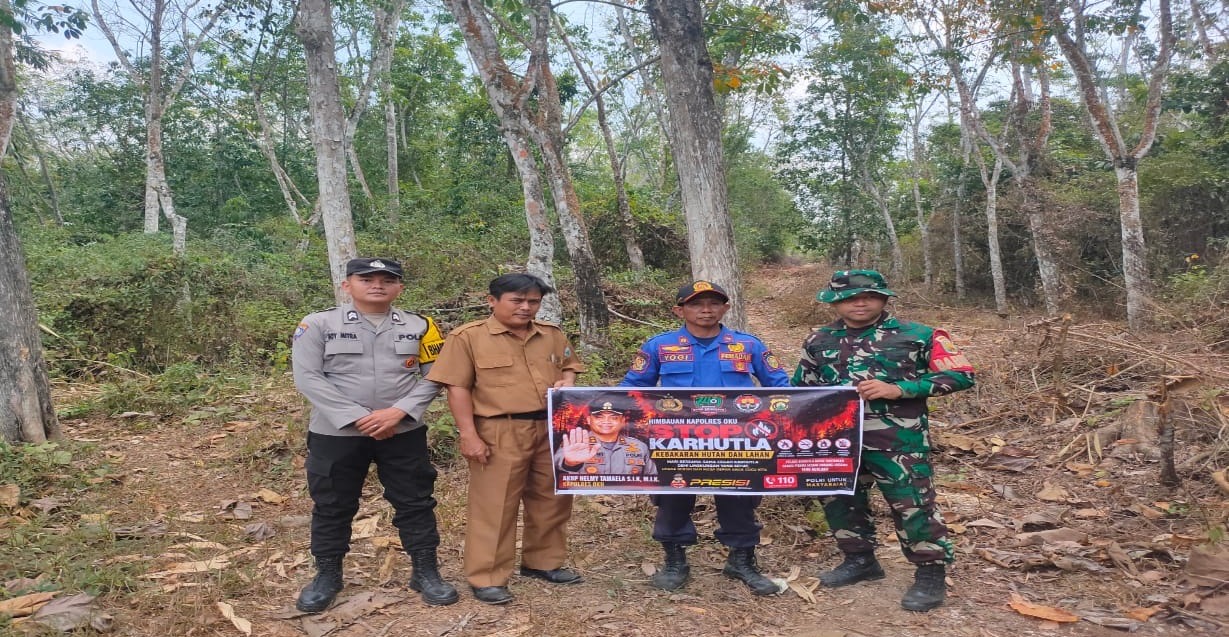 Cegah Karhutlah, Bhabinkamtibmas Polsek Sinar Peninjauan Bersama Tiga Pilar Pasang Spanduk Imbauan