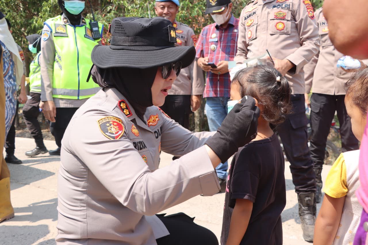 Peduli Anak di Tengah Kepungan Asap Karhutla, Polres Ogan Ilir Bagikan Masker untuk Warga Desa Pulau Semambu