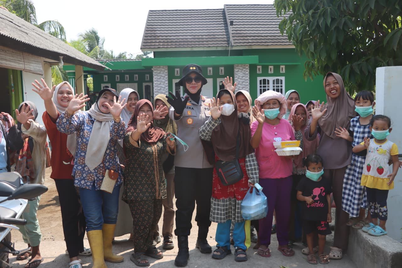 Lindungi Kesehatan Anak dari Dampak Buruk Asap Karhutla, Polres Ogan Ilir Bagikan Masker di Pulau Semambu