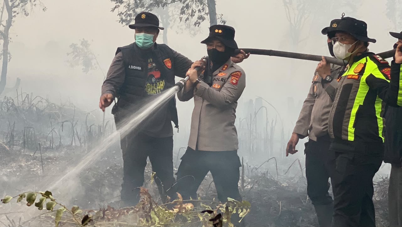 Bersama Tim Gabungan, Kapolres Ogan Ilir Bergerak Cepat Jinakkan Api Karhutla di Sungai Rambutan