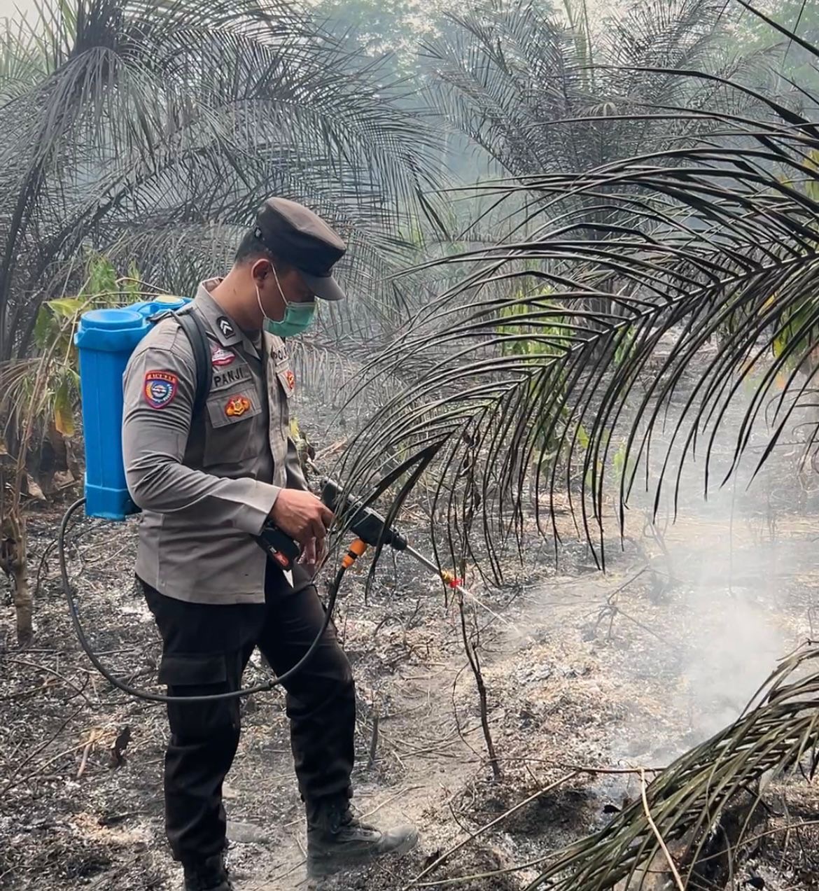 Satu Hotspot Terdeteksi di Sinar Tungkal, Tim Gabungan Polsek Tungkal Jaya Bergerak Padamkan Karhutla