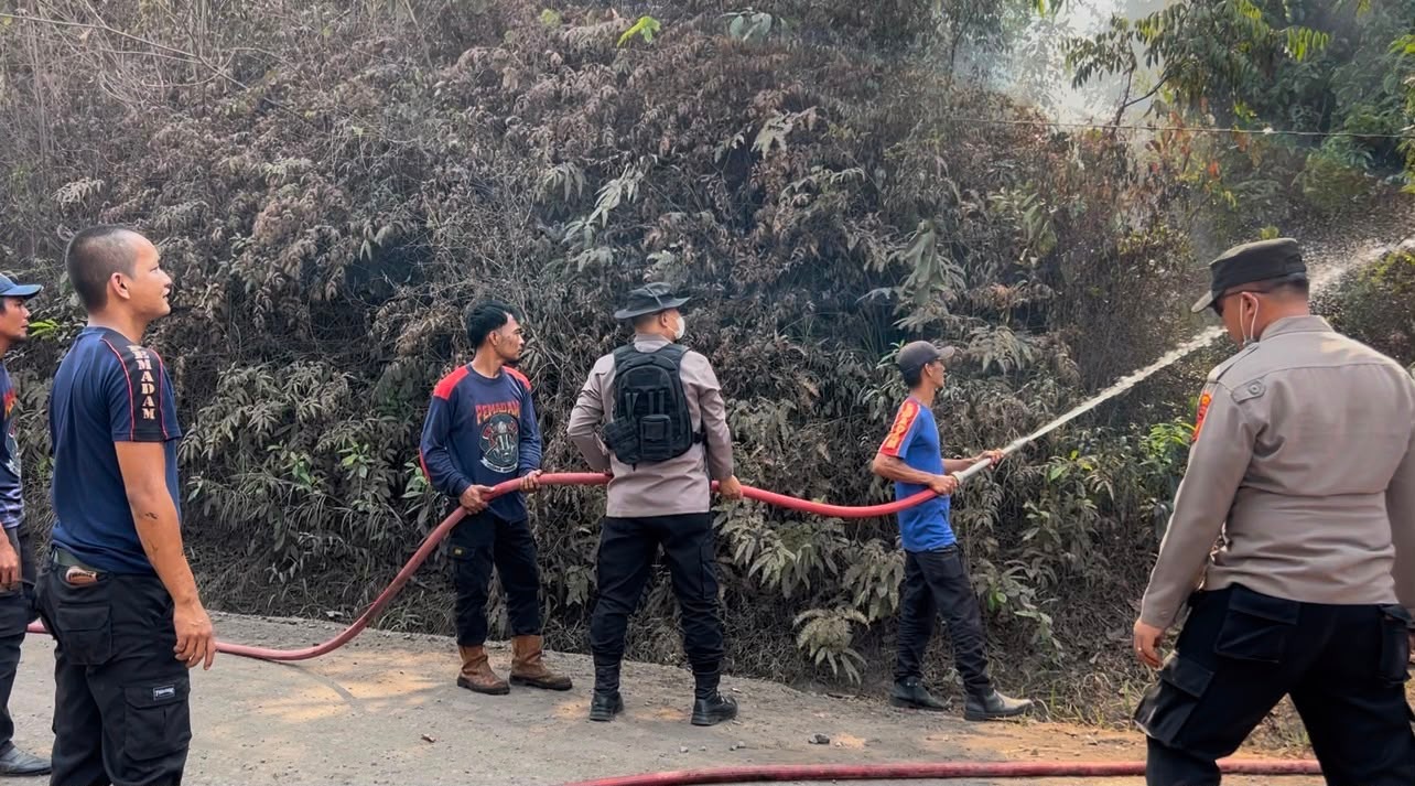 Kapolsek Pengandonan Pimpin Pemadaman Titik Api Karhutlah di Desa Gunung Kuripan