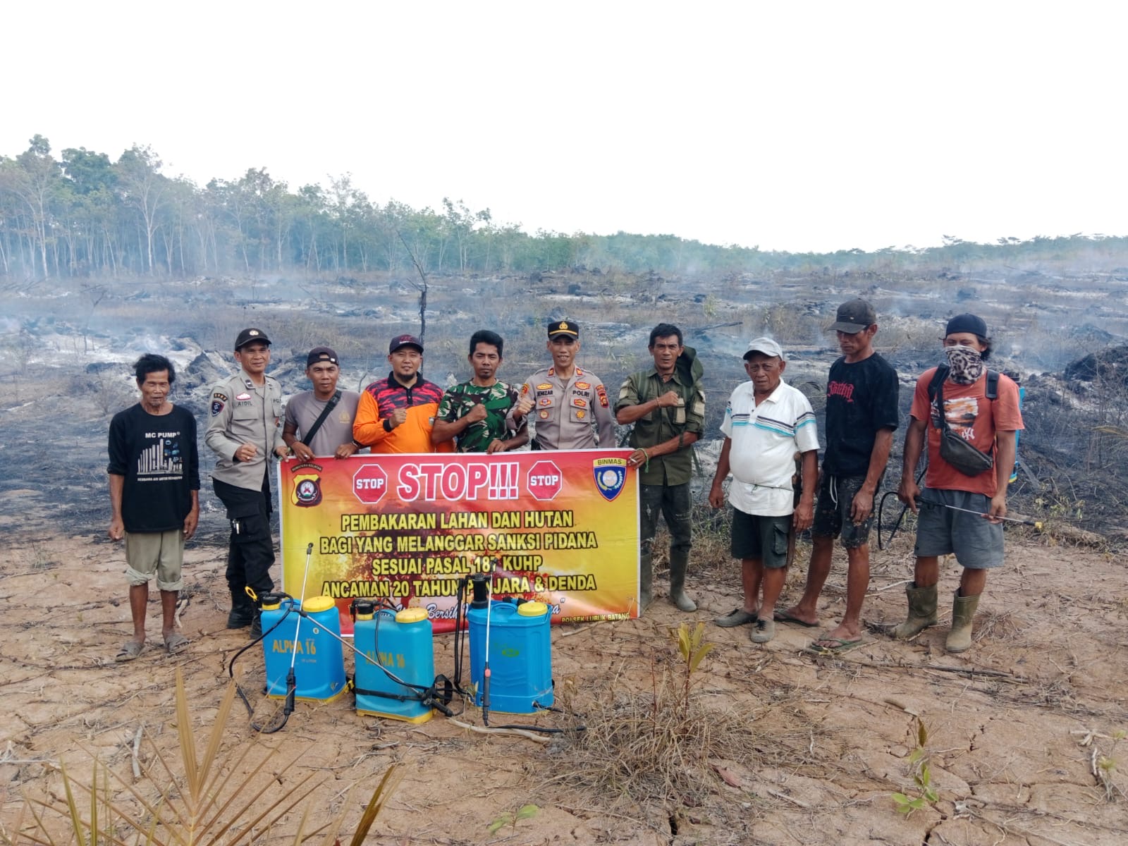 Polsek Lubuk Batang Padamkan Kebakaran Lahan Perkebunan Warga di Desa Merbau